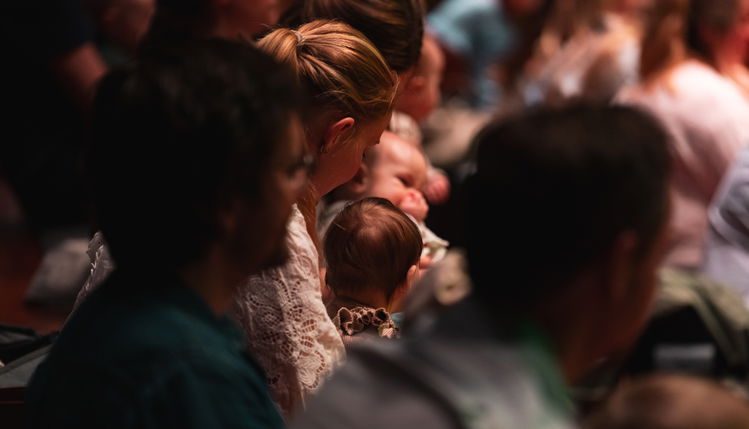 Barn og foreldre som ser på konsert